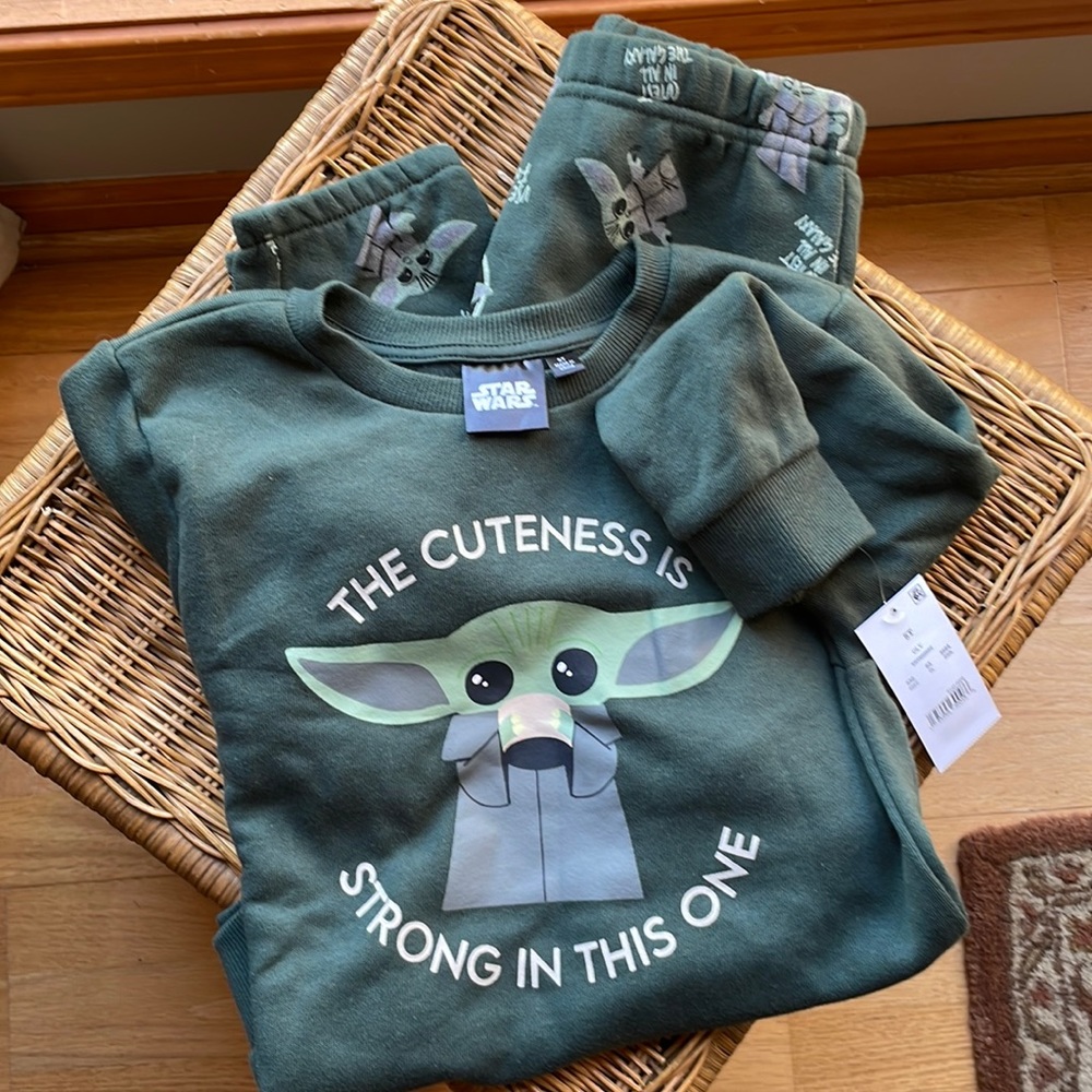 Baby Yoda sweatsuit set (5T), NWT